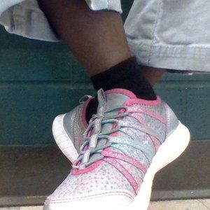 Cute 8-7 year old shoes (Not supposed to be tied)!